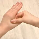 ツボを押す