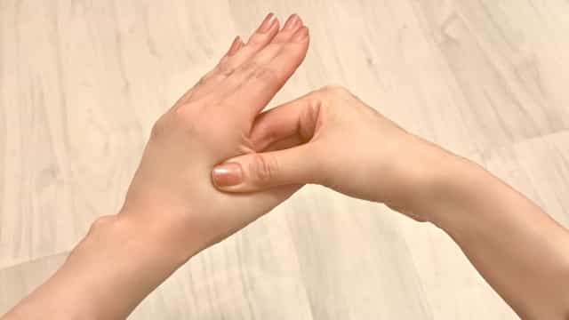 ツボを押す
